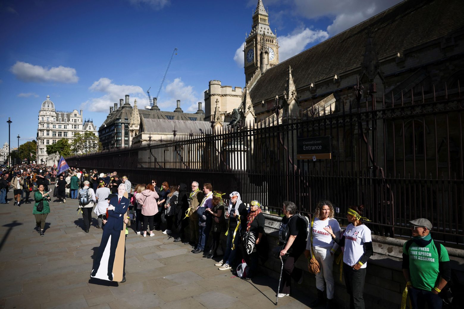 Βρετανία: Ανθρώπινη αλυσίδα γύρω από το κοινοβούλιο για να μην εκδοθεί ο Ασάνζ στις ΗΠΑ