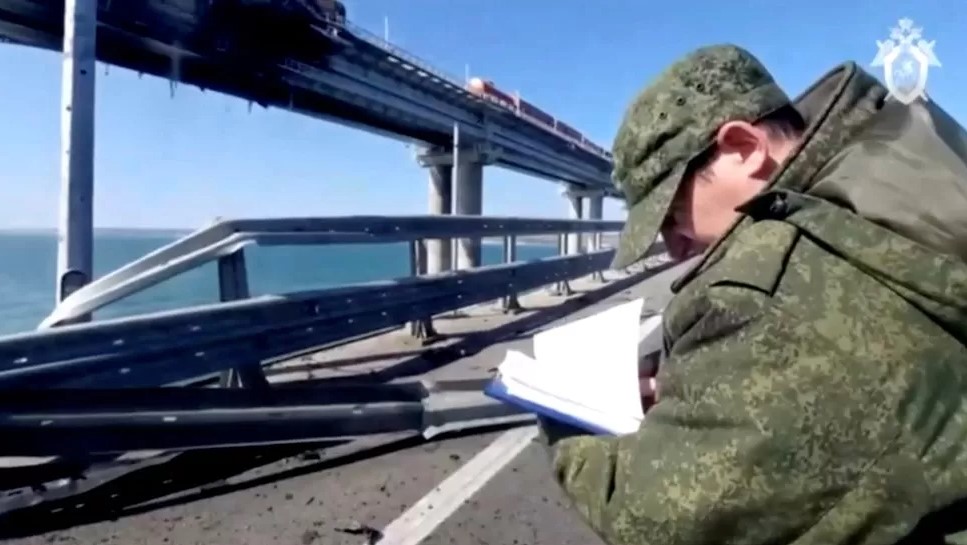 Ουκρανία: Το Κίεβο βλέπει «ρωσικό δάκτυλο» στην έκρηξη στη γέφυρα της Κριμαίας