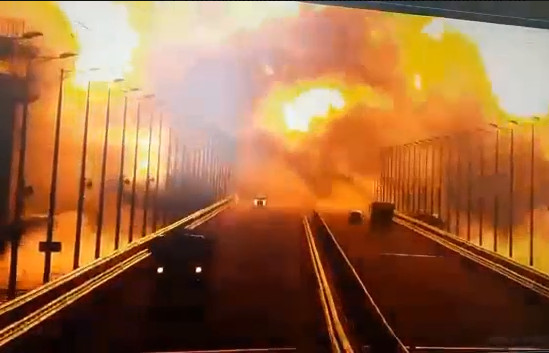 Από ανατίναξη φορτηγού η έκρηξη στη γέφυρα που συνδέει Ρωσία – Κριμαία
