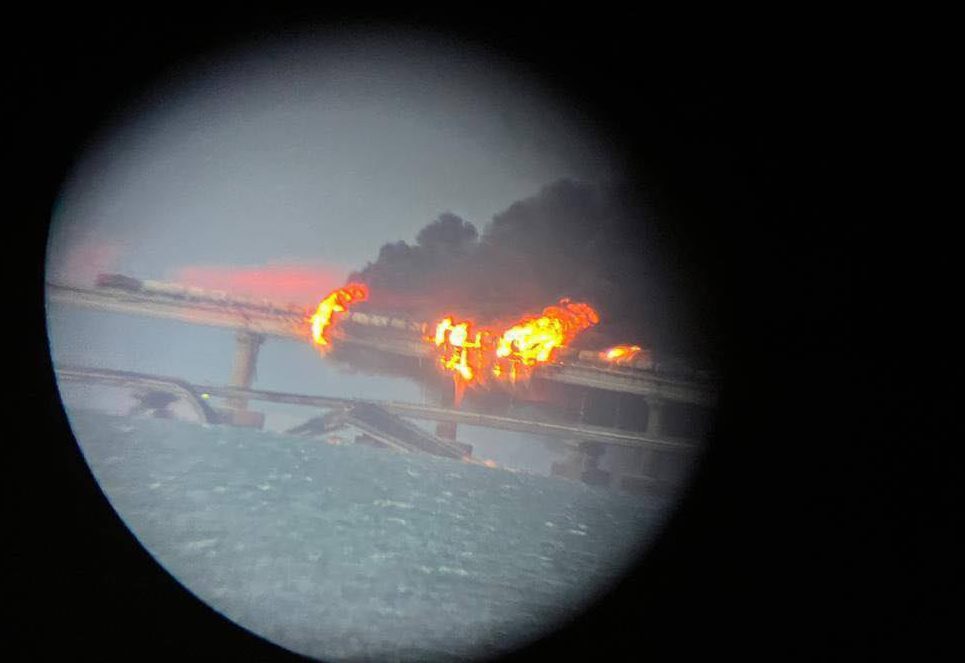 Μεγάλη φωτιά στη γέφυρα που συνδέει τη Ρωσία με την Κριμαία – Διακόπηκε η κυκλοφορία