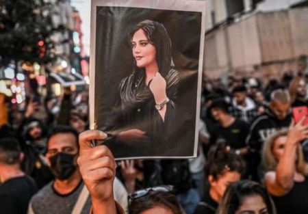 Ιράν: Σοκάρει νέο βίντεο από τις διαδηλώσεις – Πυροβολούν γυναίκα στο κεφάλι