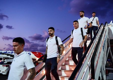 «Καυτή» υποδοχή για τον Ολυμπιακό στο Ηράκλειο: «Θρύλε η Κρήτη το δεύτερό σου σπίτι»