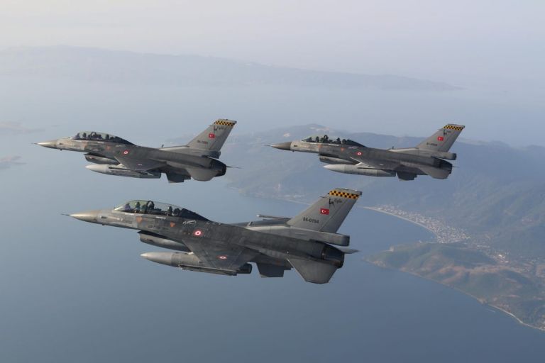 Παραλίγο συντριβή τουρκικού μαχητικού σε αερομαχία με ελληνικά F-16 | tovima.gr