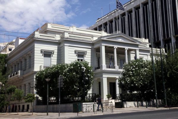 ΥΠΕΞ: Καταδικάζει τις πυραυλικές επιθέσεις στην Ουκρανία – Καλά στην υγεία τους οι Έλληνες διπλωμάτες