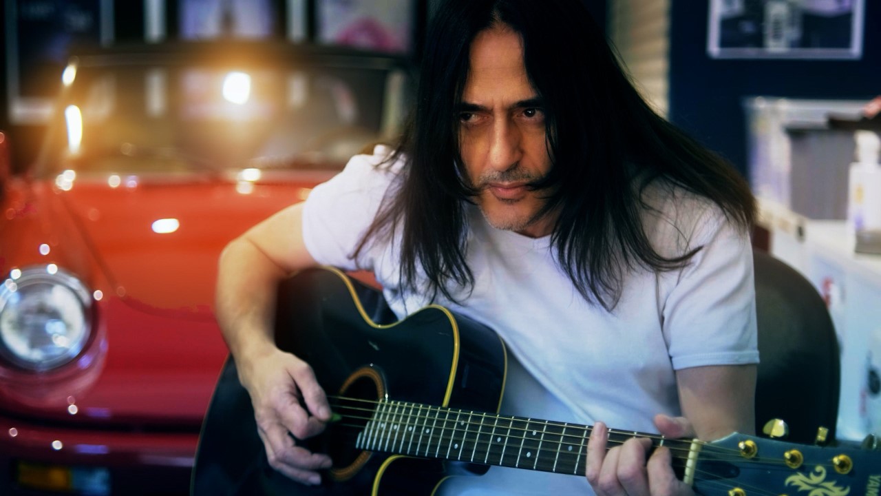 Δημήτρης Λιόλιος : Η ενσυναίσθηση κι ο έρωτας δεν έχουν νικηθεί