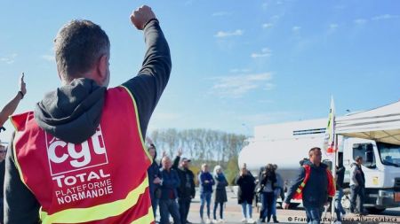 Γαλλία: Πολιτική επιστράτευση των απεργών στα διυλιστήρια