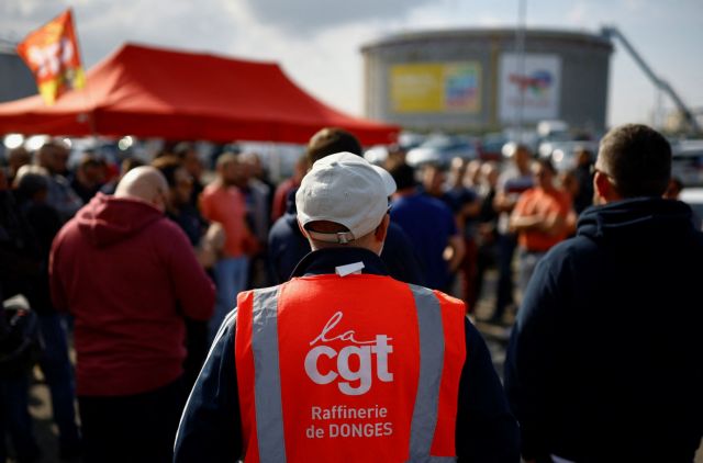 Γαλλία: Με πατείς σε πατώ για να βάλουν βενζίνη – Η ενεργειακή κρίση χτυπάει τη χώρα