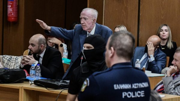 Δίκη Χρυσής Αυγής: Παρέμβαση εισαγγελέα για τους ναζιστικούς χαιρετισμούς του Κώτα Πλεύρη