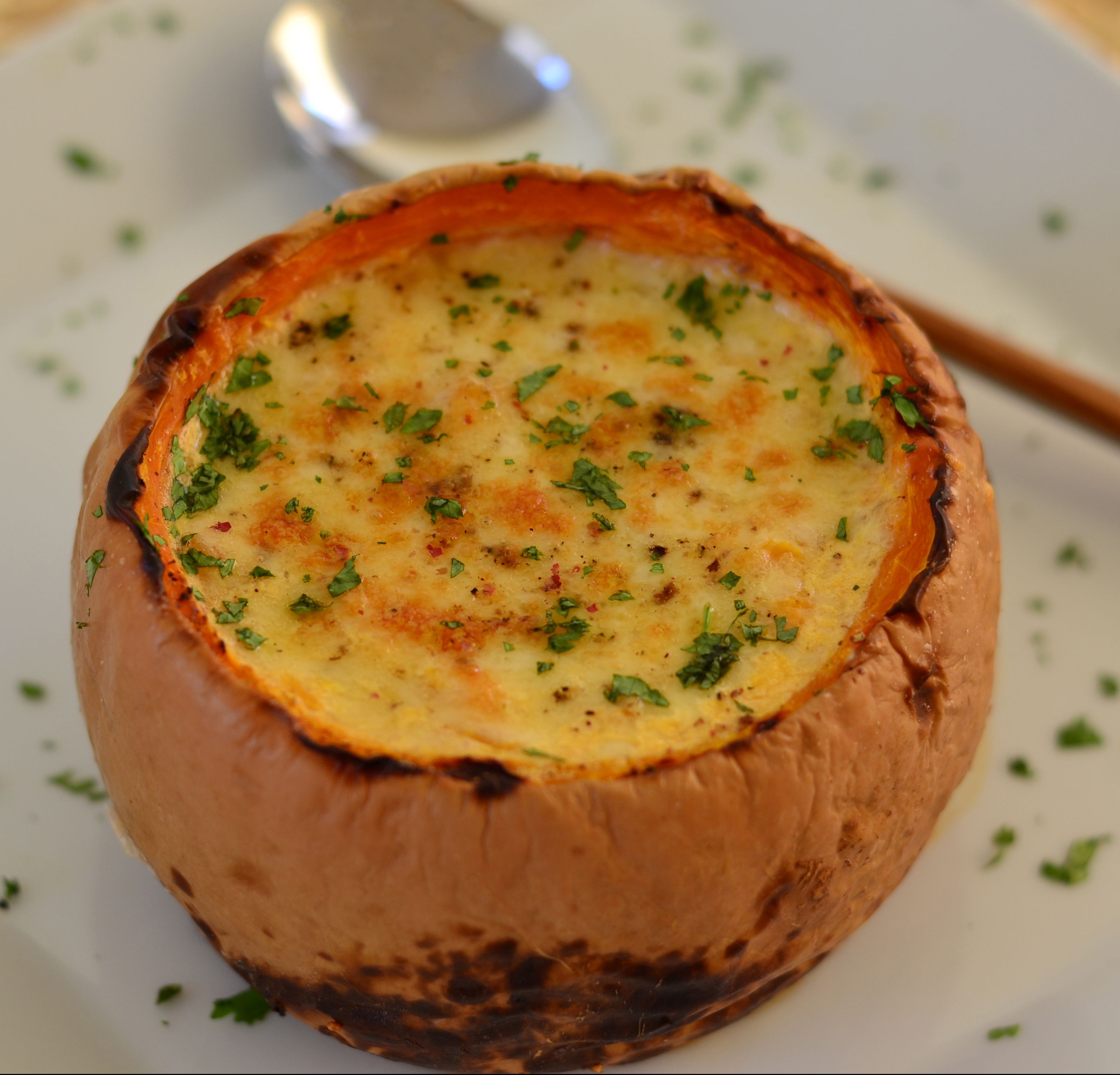 Κολοκύθα γεμιστή με τυρί και μπέικον