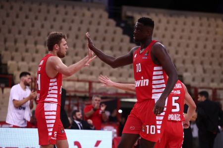 Ολυμπιακός – Ζάλγκιρις (90-80): Βεζένκοφ… show και 2-0