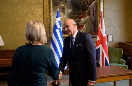 Στο Λονδίνο ο Νίκος Δένδιας – Συνάντηση με τον Βρετανό ΥΠΕΞ