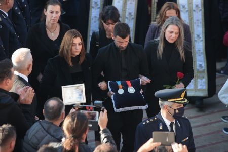 Κηδεία Αλέξανδρου Νικολαϊδη: Ο Μιχάλης Μουρούτσος μεταφέρει τα ολυμπιακά του μετάλλια