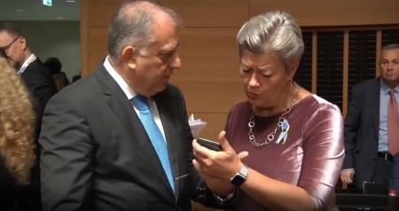 Τάκης Θεοδωρικάκος: Έδειξε στην Επίτροπο τη φωτογραφία με τους γυμνούς μετανάστες – Η επιστολή στην ΕΕ