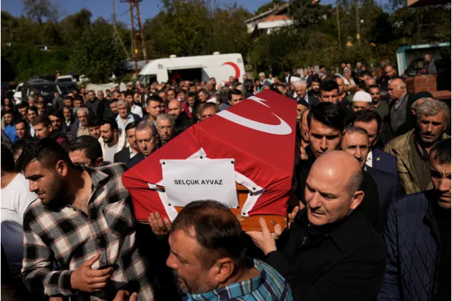 Τουρκία: Υπουργοί του Ερντογάν γελάνε στην κηδεία ανθρακωρύχου – Θύελλα αντιδράσεων