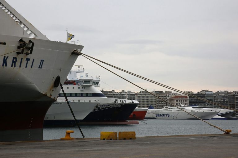 ΠΝΟ: 24ωρη απεργία στις 25 Οκτωβρίου – Δεμένα τα πλοία στον Πειραιά | tovima.gr