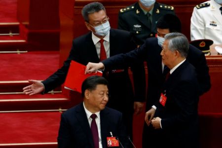 Κίνα: Γιατί απομάκρυναν παρά τη θέλησή του από το συνέδριο του ΚΚ τον πρώην πρόεδρο της χώρας