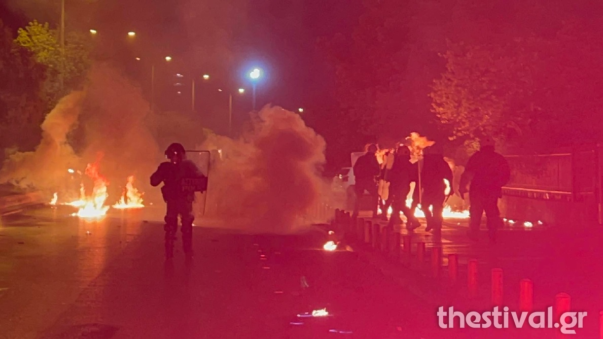 Θεσσαλονίκη: Πήρε φωτιά το Καυταντζόγλειο για τον Λεξ  – Βροχή μολότοφ μετά τη συναυλία γύρω από το ΑΠΘ