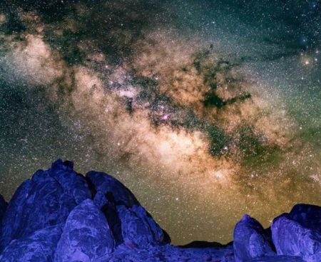Εντυπωσιακή εικόνα του γαλαξία από φωτογράφο στην έρημο