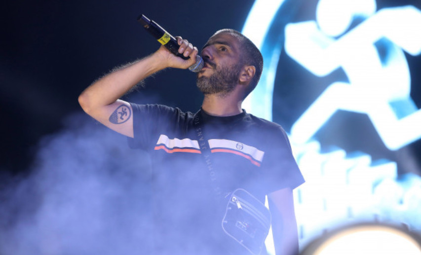 Το «φαινόμενο» ΛΕΞ: Ποιος είναι ο ράπερ που ξεσηκώνει τα πλήθη και γεμίζει τα στάδια