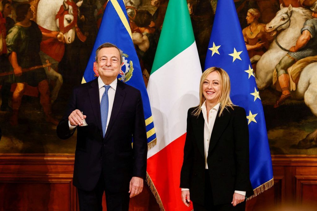 Ιταλία: «Χρυσό καμπανάκι» στη Μελόνι από Ντράγκι