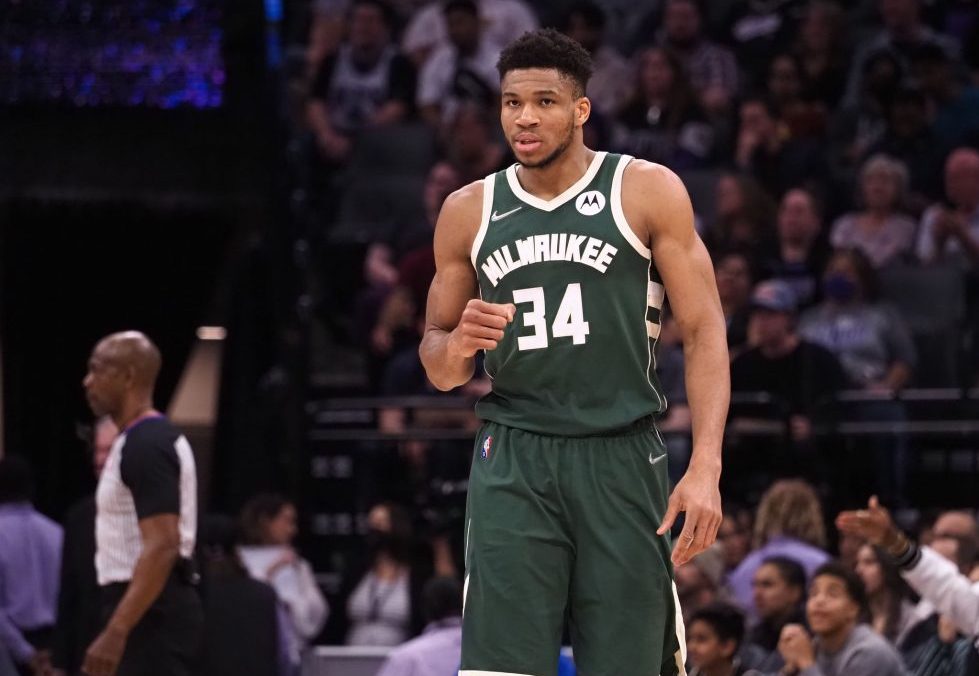 Η «εξωγήινη» εμφάνιση του Γιάννη κόντρα στους Ρόκετς