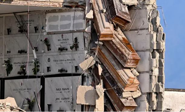 Μακάβριο: Φέρετρα κρέμονται στο κενό! – Καταρρέει νεκροταφείο στην Ιταλία