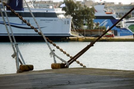 Δεμένα πλοία στα λιμάνια, αλλάζουν δρομολόγια – 24ωρη απεργία της ΠΝΟ
