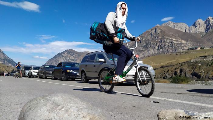 Φεμινίστριες φυγαδεύουν Ρώσους αντιρρησίες