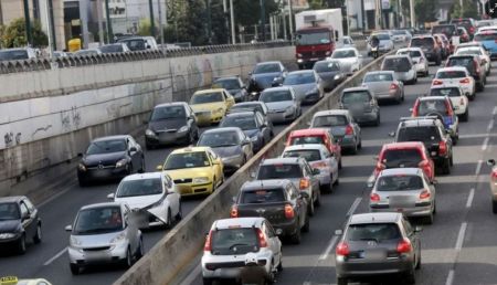 Μαζική έξοδος: Συνολικά 160.000 αυτοκίνητα έφυγαν για τριήμερο