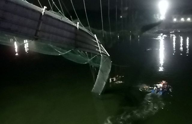 Ινδία: Τραγωδία με 68 νεκρούς από την κατάρρευση κρεμαστής γέφυρας