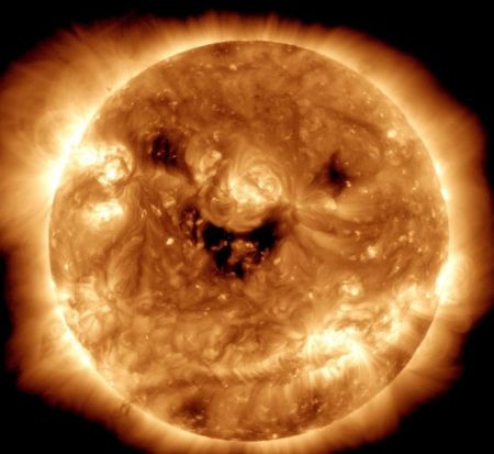 NASA: Οταν ο Ήλιος χαμογελά – Κυριολεκτικά!