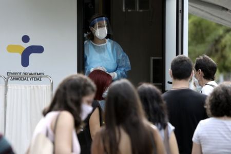 Προειδοποιεί ο Τζανάκης: «Εκτόξευση των αναπνευστικών ιών μετά τις γιορτές»