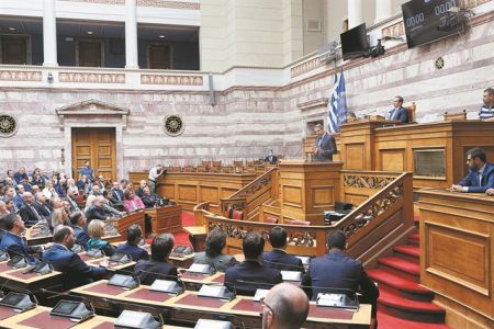 Εύθραυστες ισορροπίες στο «γαλάζιο» στρατόπεδο