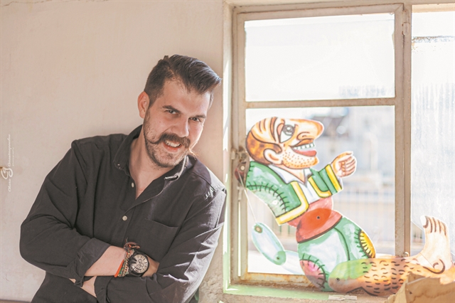 Στον φωτισμένο μπερντέ του Ηλία Καρελλά