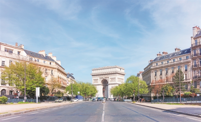 Η λάμψη του baccarat chandelier