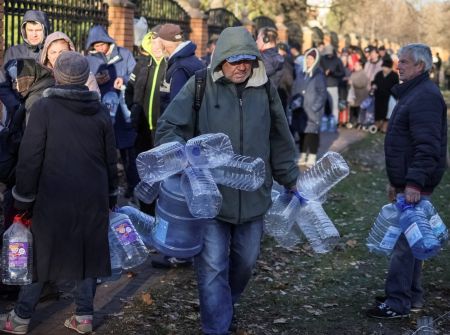 Ουκρανία: Αντιμέτωποι με το κρύο και την έλλειψη νερού – Δημιουργούνται θερμαινόμενοι χώροι για τον χειμώνα