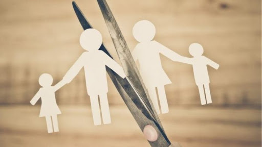 Έρευνα: Μητέρες καταγγέλλουν τους πατεράδες των παιδιών τους για κακοποίηση – Γνωστή ψυχολόγος στο επίκεντρο των ερευνών