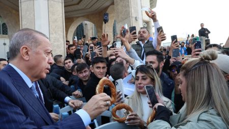 Τουρκία: Γιατί ο Ερντογάν μοίρασε «κουλούρια Θεσσαλονίκης» στο πλήθος στην Κωνσταντινούπολη