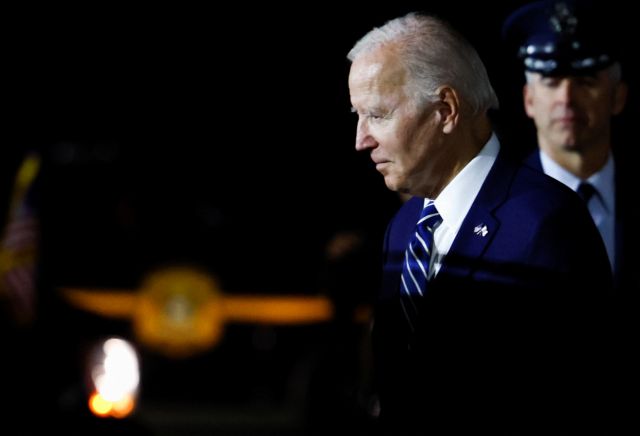 Φθηνά τη γλίτωσε ο Μπάιντεν: Παραλίγο να πέσει από τη σκηνή