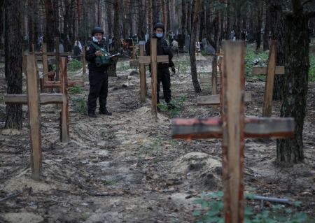 Ουκρανία: Πάνω από 1.500 νέους τάφους στη Μαριούπολη «δείχνουν» δορυφορικές εικόνες