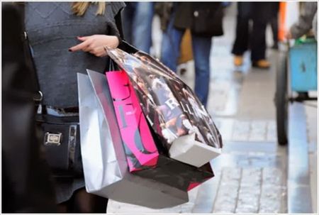 Ποια Κυριακή θα είναι ανοιχτά τα εμπορικά καταστήματα