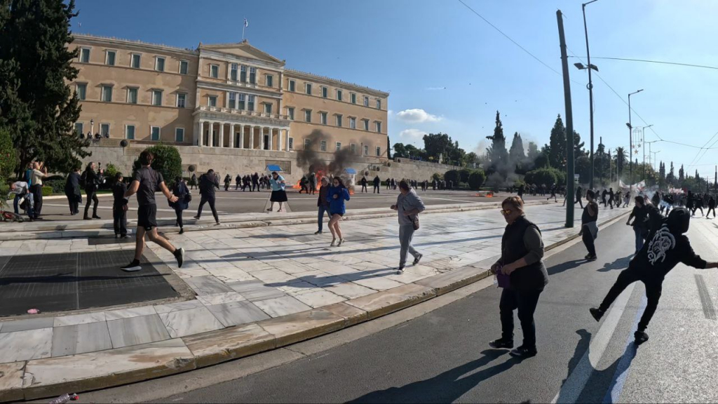 Απεργία: Ενταση έξω από τη Βουλή – Μολότοφ και χημικά