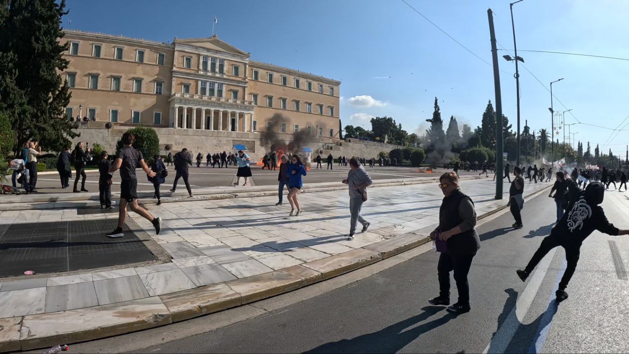 Απεργία: Ενταση έξω από τη Βουλή – Μολότοφ και χημικά
