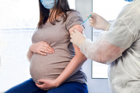SARS-CoV-2: Ο εμβολιασμός «εκτοξεύει» τα αντισώματα στις εγκύους και στα μωρά τους