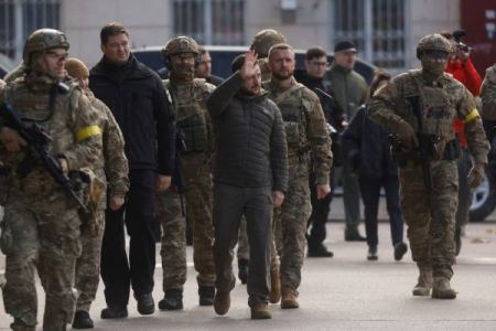 Ουκρανία: Στη Χερσώνα ο Ζελένσκι – Τι είπε στους στρατιώτες – Το μήνυμα σε ΝΑΤΟ και συμμάχους