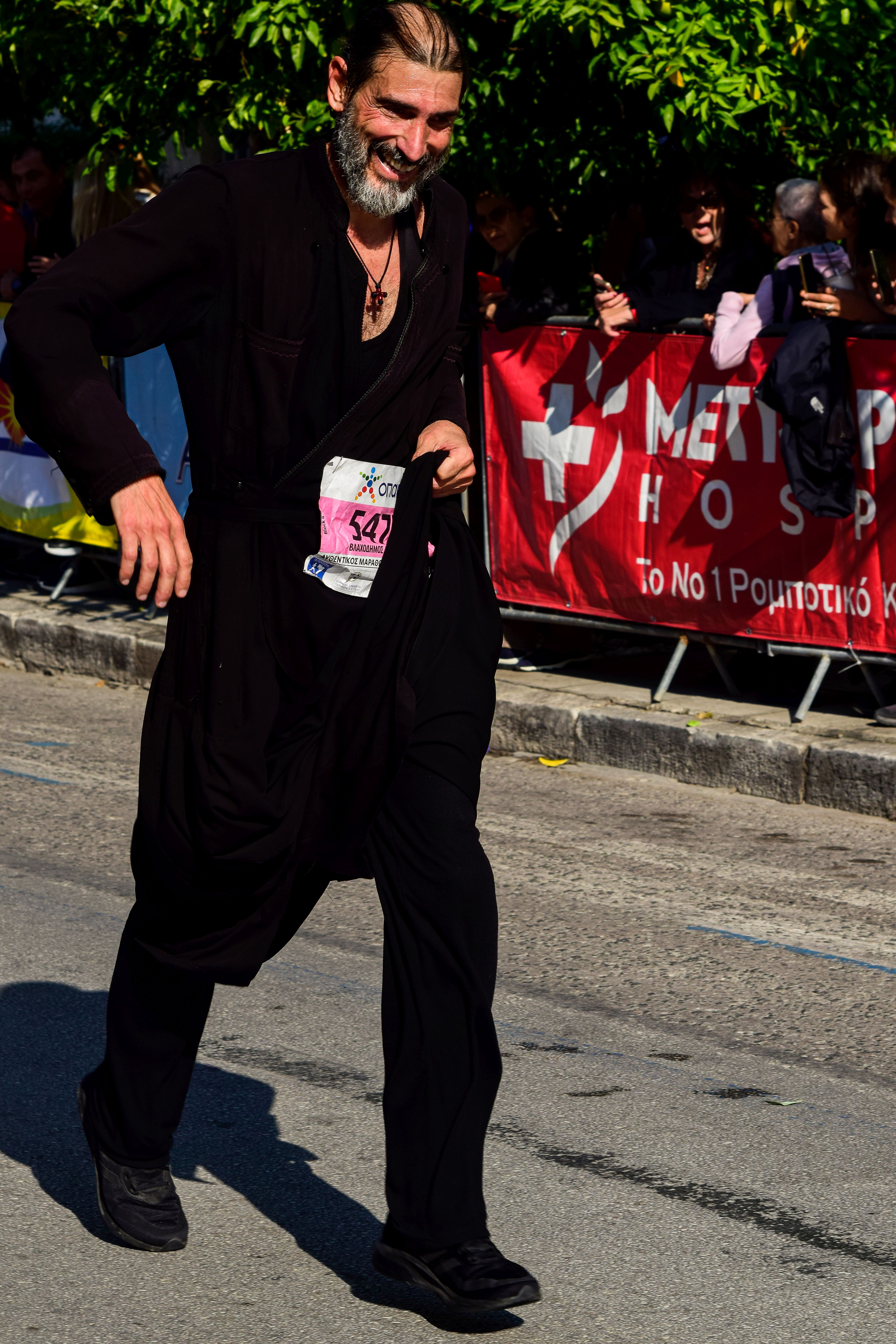 39ος Αυθεντικός Μαραθώνιος Αθήνας: Και παπάδες ανάμεσα στους δρομείς; ( φωτογραφικά στιγμιότυπα)