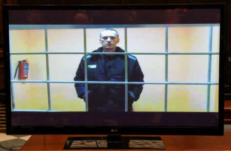 Γιατί ο Ναβάλνι μεταφέρθηκε σε ξεχωριστό κελί – Πώς τον κοροϊδεύει το καθεστώς Πούτιν