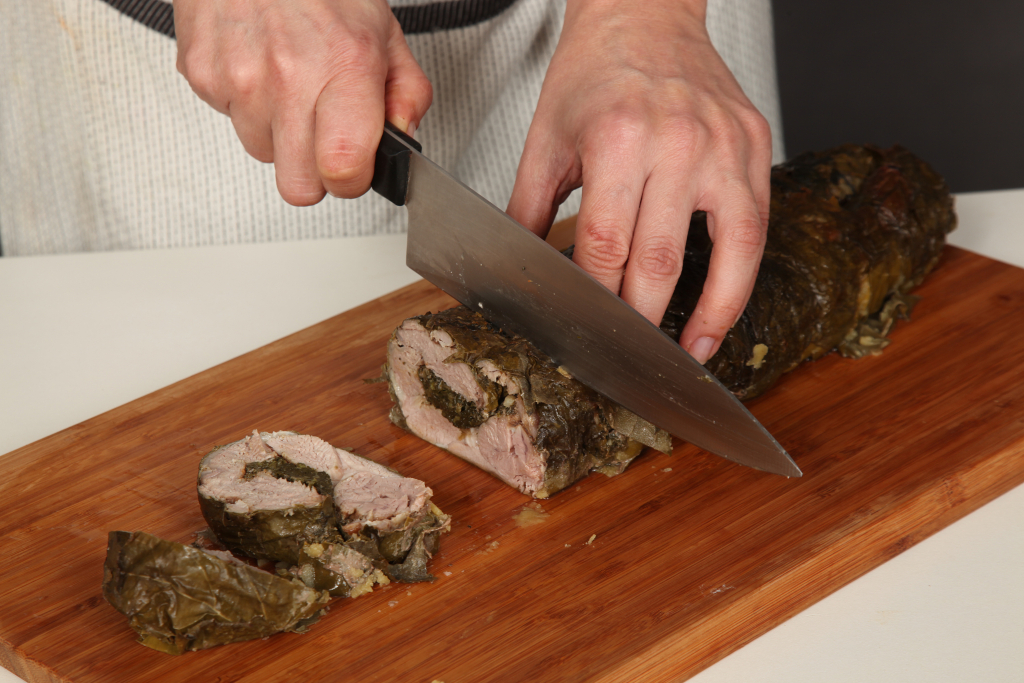 Αρνί ρολό γεμιστό, σε αμπελόφυλλα  