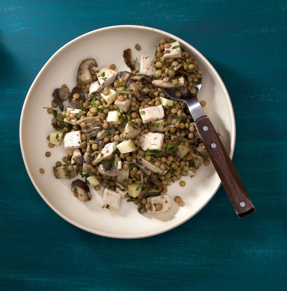 Σαλάτα με ψητό κοτόπουλο και φακές