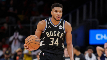 «Τρελάθηκε» ο Αντετοκούνμπο: «Γκρέμισε» μια σκάλα για να εκτελέσει βολές